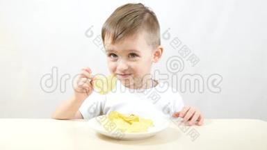一个喜欢吃<strong>薯片</strong>的孩子坐在白色背景的桌子旁。